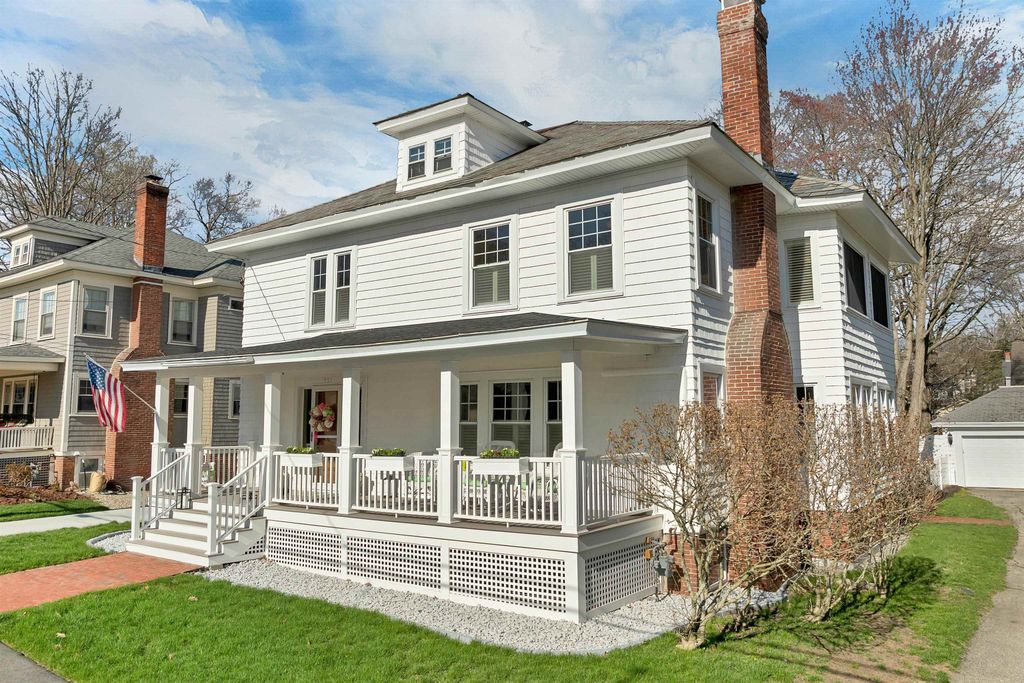 Photo of 951 Chestnut Street, Manchester, NH 03104 (MLS # 5084941)