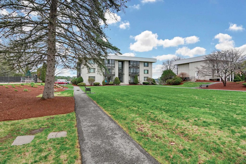 Photo of 33 Spit Brook Road #21, Nashua, NH 03060 (MLS # 5084700)