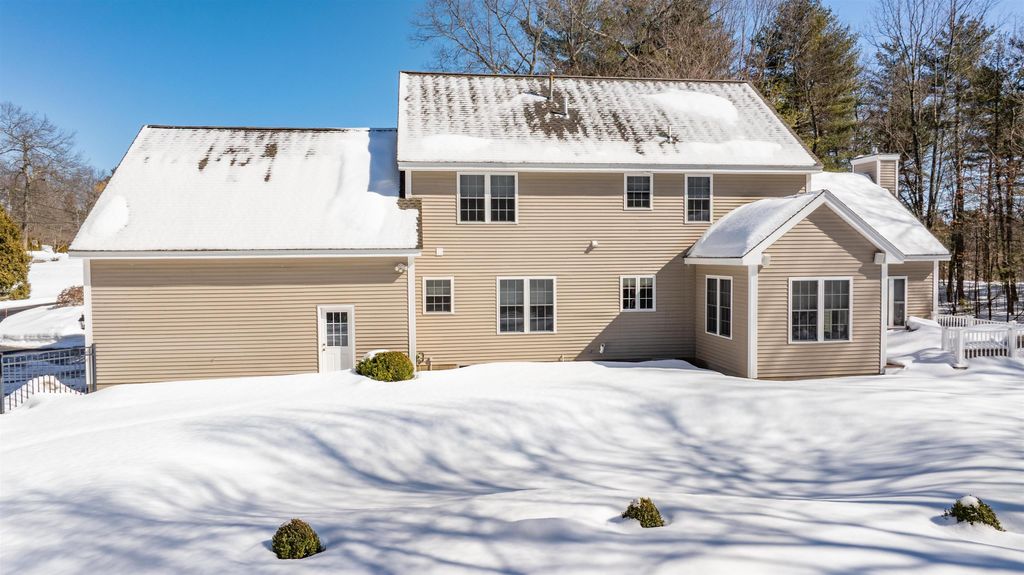 Photo of 31 Bear Run Drive, Litchfield, NH 03052 (MLS # 5078396)