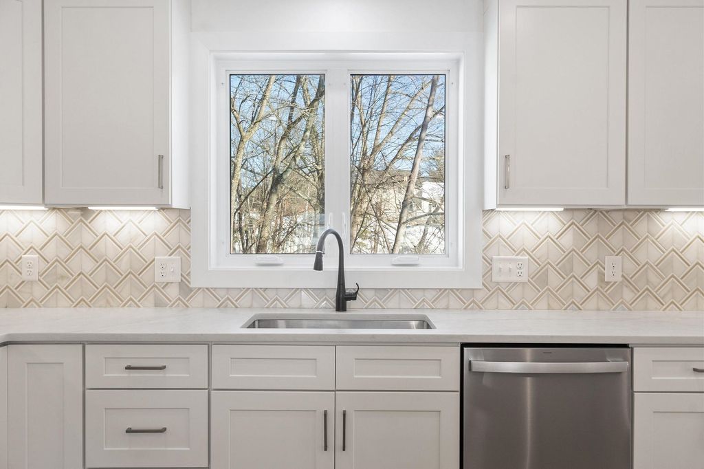 Photo of 8 Meadowbrook Drive, Nashua, NH 03062 (MLS # 5076999)