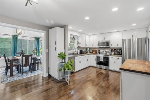 Photo of 19 David Drive, Hudson, NH 03051 (MLS # 5069215)