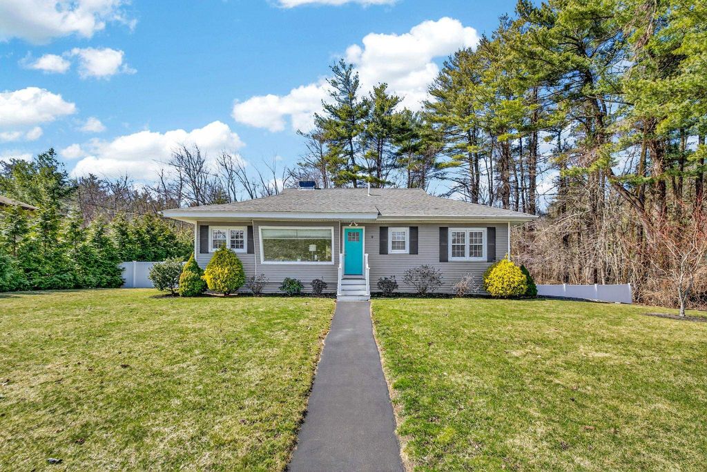 Photo of 9 Dawson Avenue, Salem, NH 03079 (MLS # 5083573)