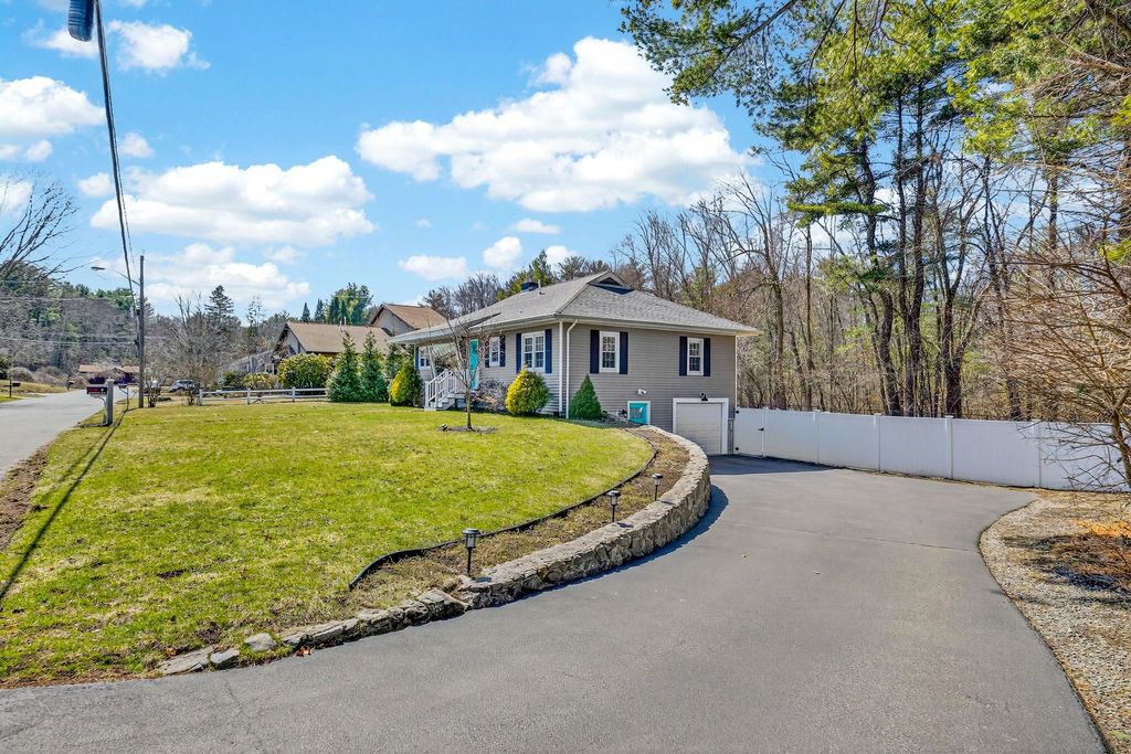 Photo of 9 Dawson Avenue, Salem, NH 03079 (MLS # 5083573)