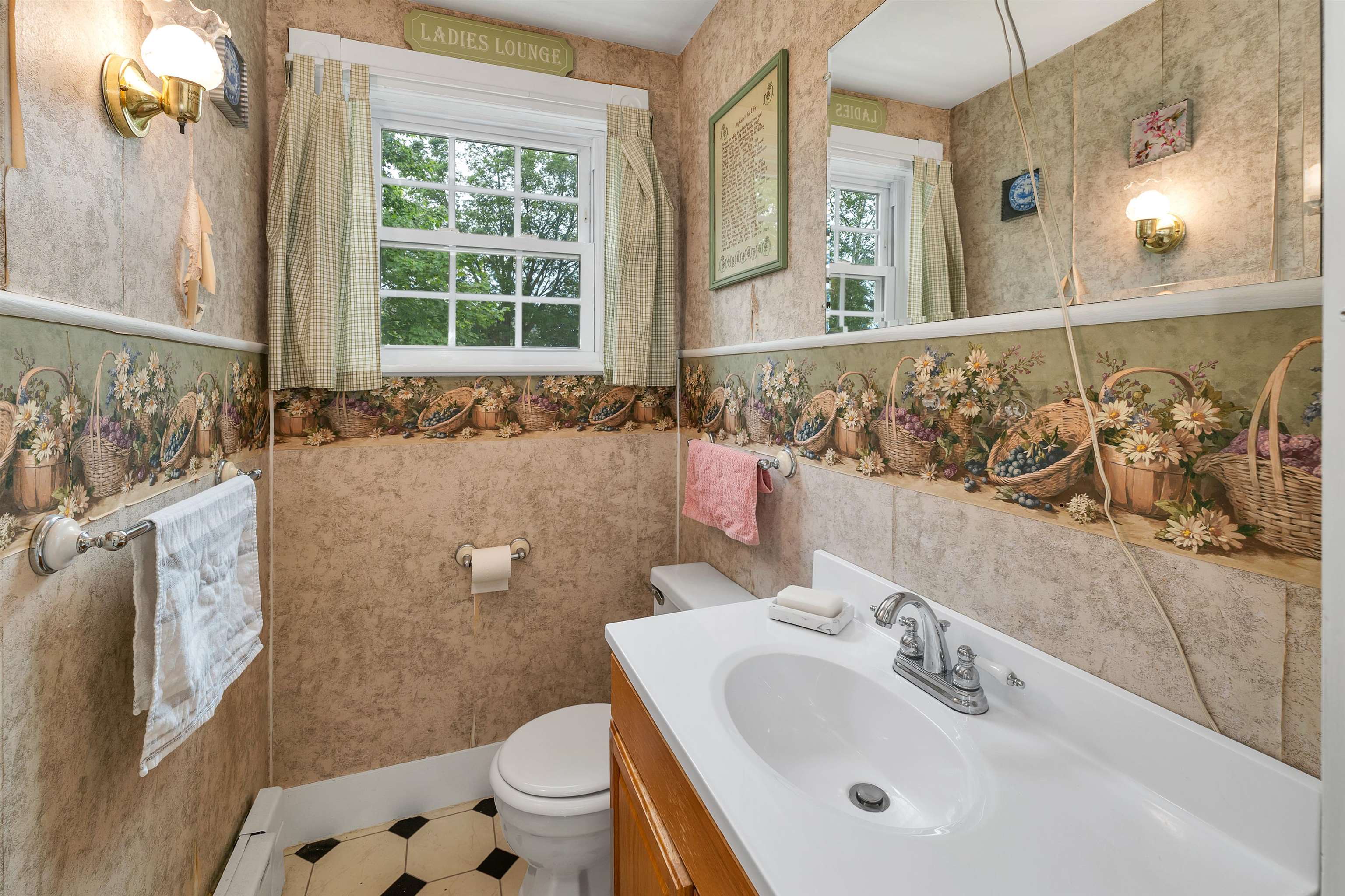 Laconia, New Hampshire 03246, United States, 3 Bedrooms Bedrooms, ,2 BathroomsBathrooms,Residential,Pending,165550