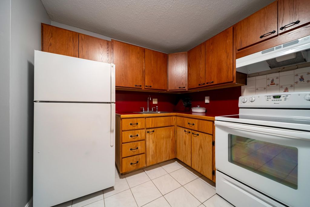 Photo of 12 English Village Road #102, Manchester, NH 03102 (MLS # 5063174)