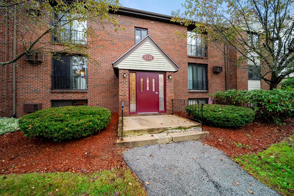 Photo of 12 English Village Road #102, Manchester, NH 03102 (MLS # 5063174)