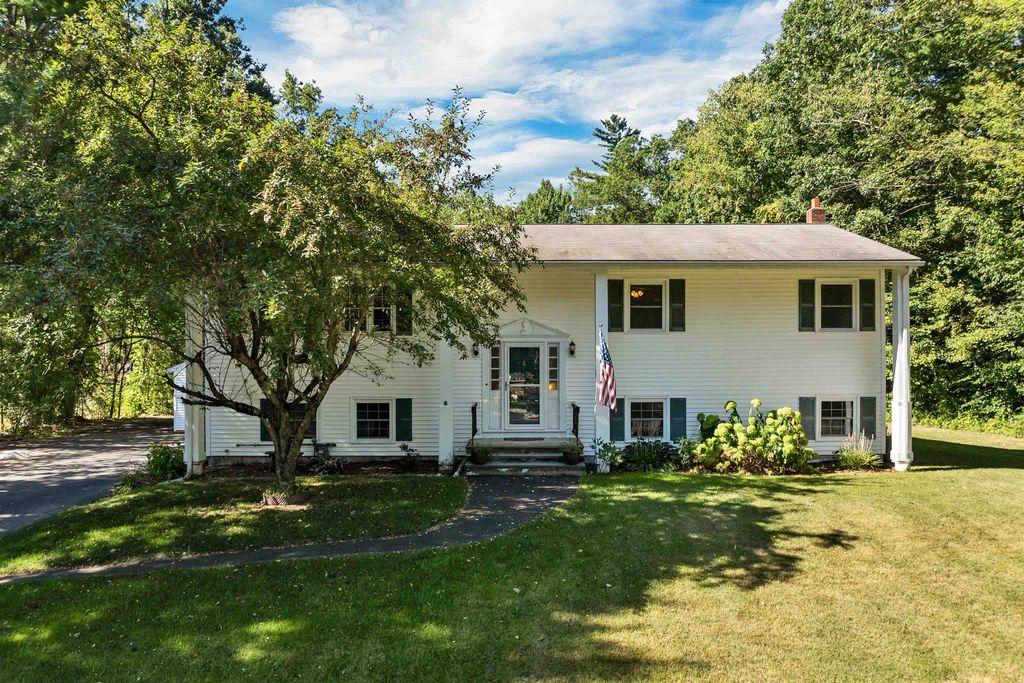 Photo of 6 Woodland Circle, Bow, NH 03304 (MLS # 5058651)