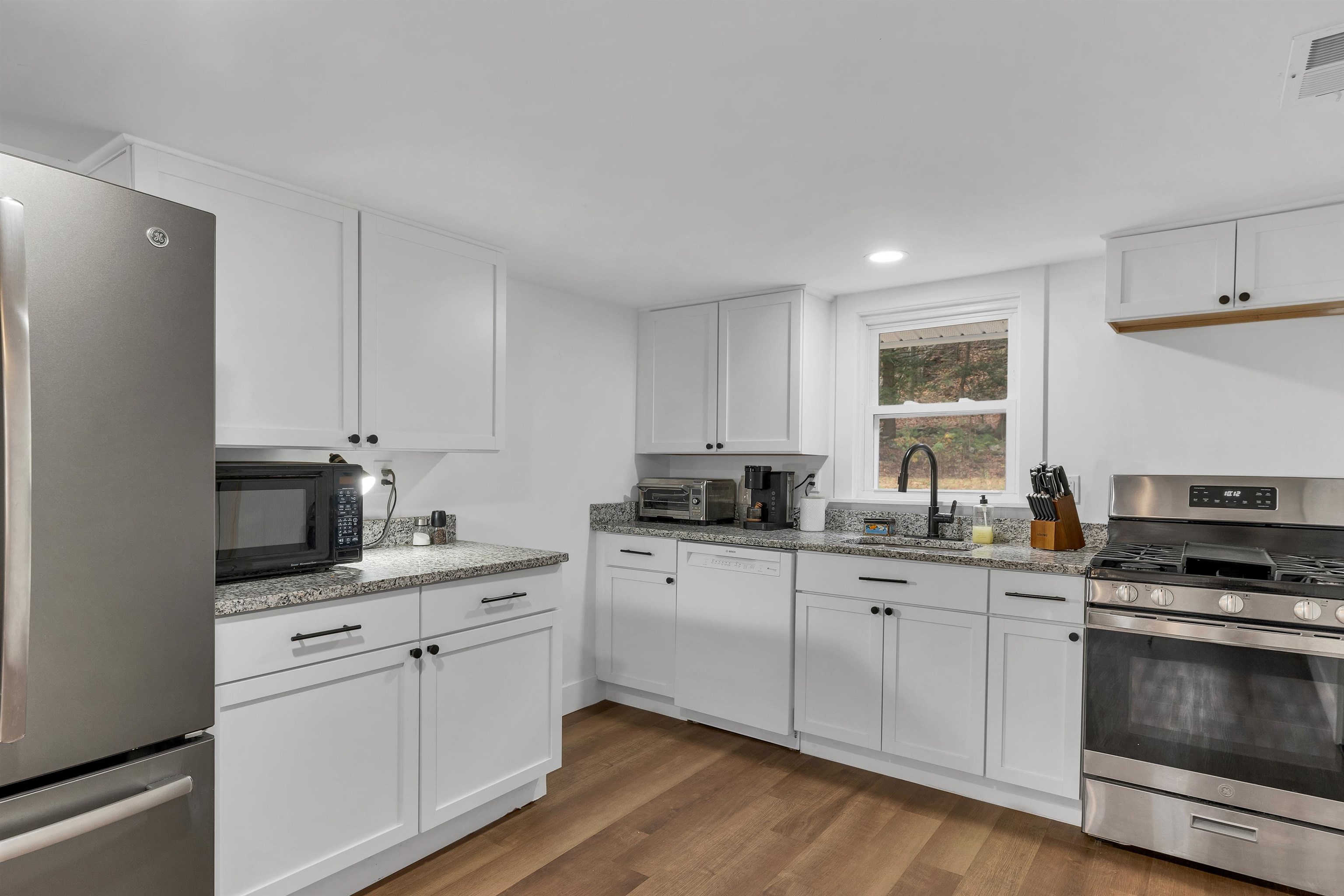 Sunapee, New Hampshire 03782, United States, 2 Bedrooms Bedrooms, ,1 BathroomBathrooms,Residential,Active,241723