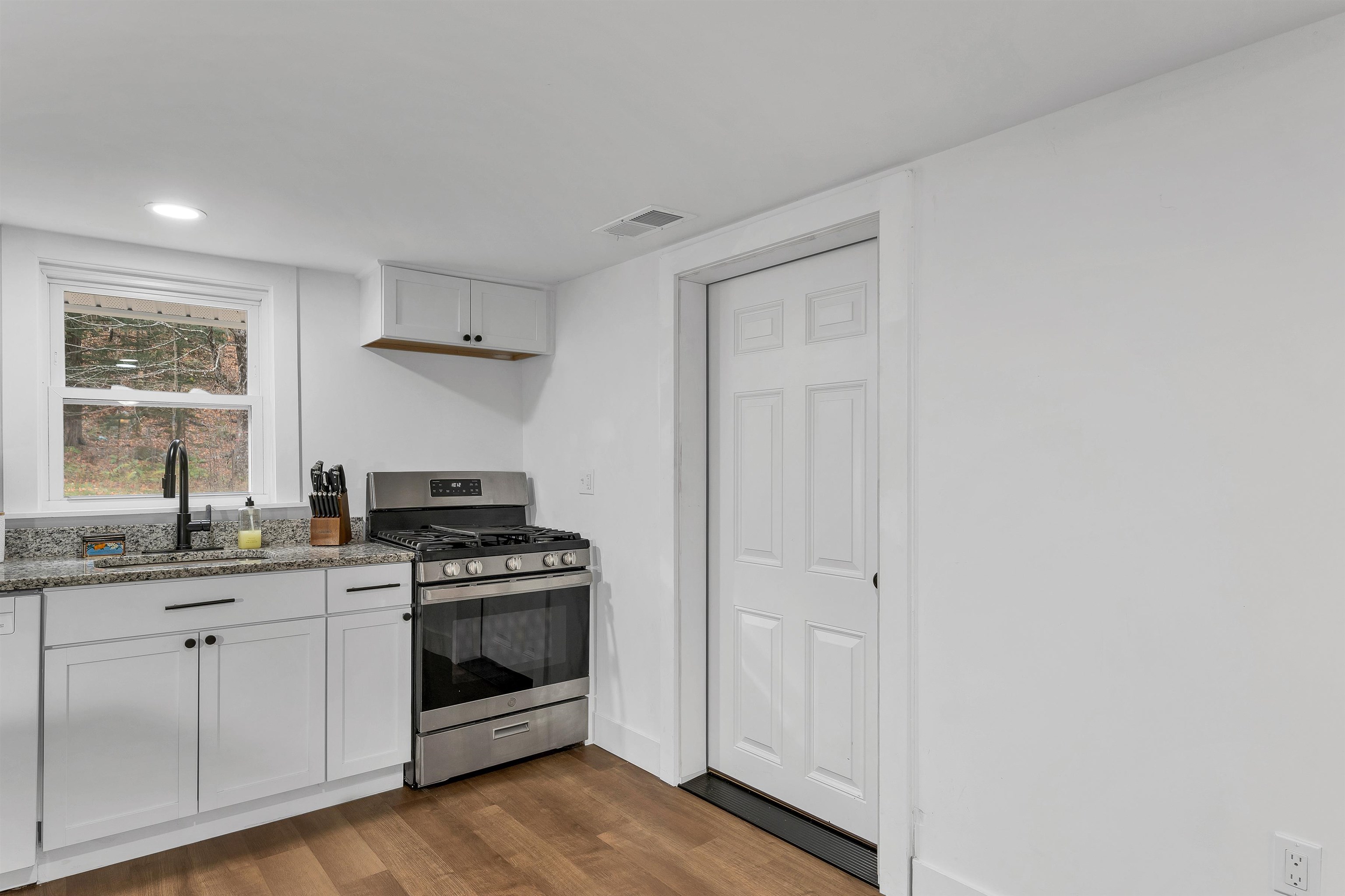 Sunapee, New Hampshire 03782, United States, 2 Bedrooms Bedrooms, ,1 BathroomBathrooms,Residential,Active,241723