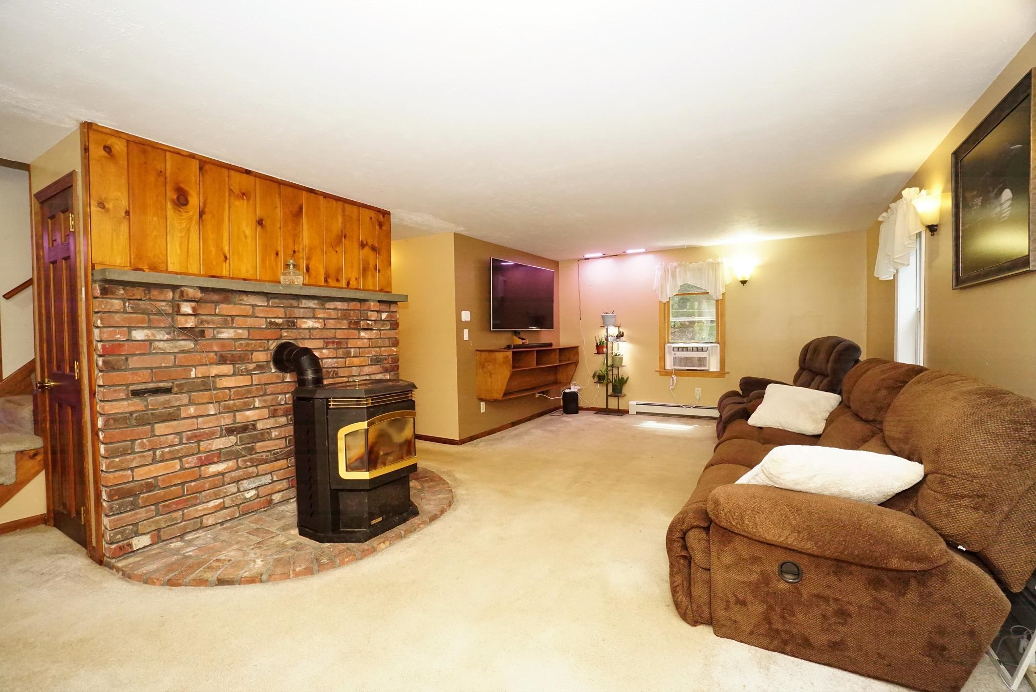 Nottingham, New Hampshire 03290, United States, 4 Bedrooms Bedrooms, ,2 BathroomsBathrooms,Residential,Pending,186007