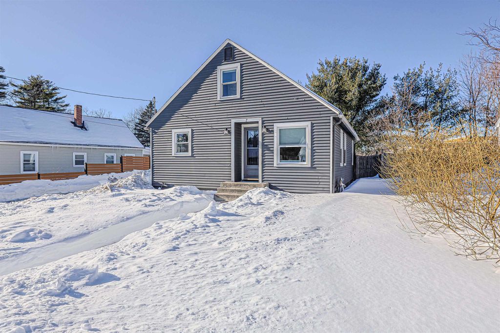 Photo of 7 Mount Vernon Street, Nashua, NH 03064 (MLS # 5075670)