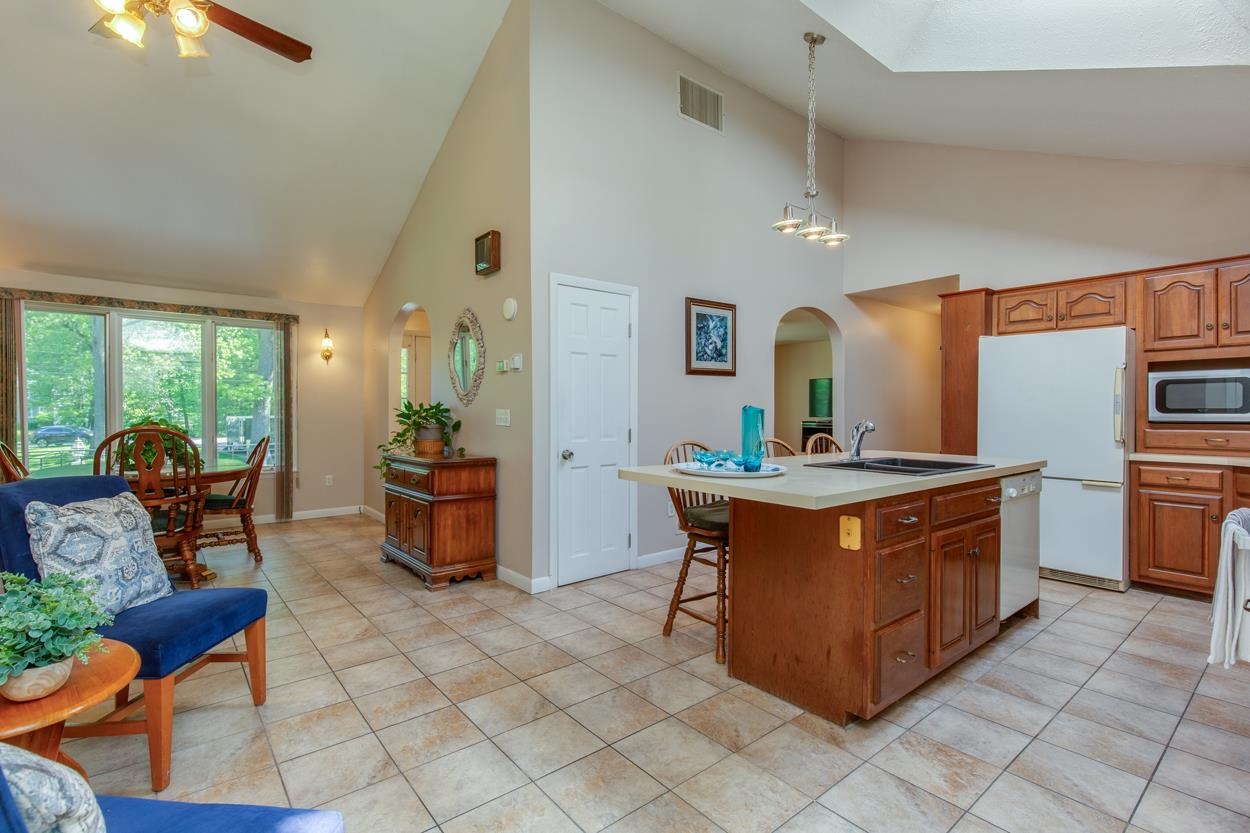 Hudson, New Hampshire 03051, United States, 4 Bedrooms Bedrooms, ,3 BathroomsBathrooms,Residential,Pending,136129