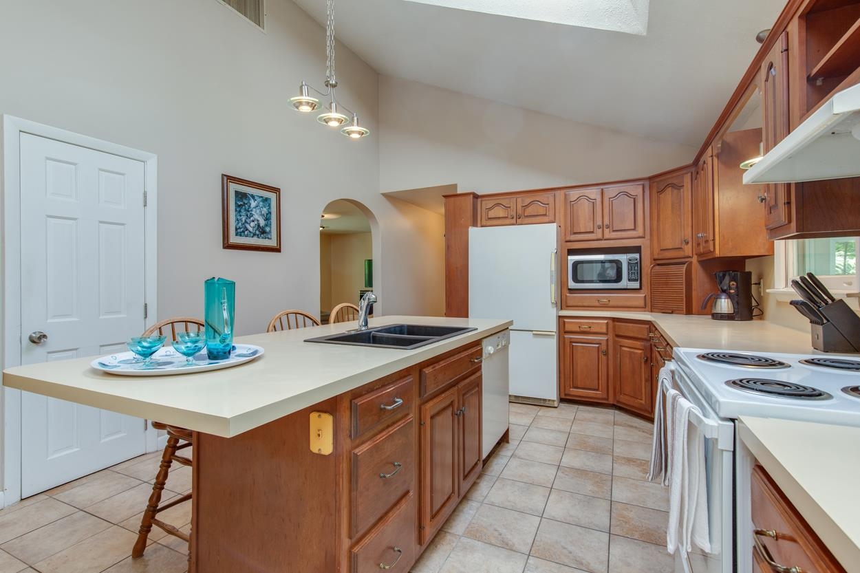 Hudson, New Hampshire 03051, United States, 4 Bedrooms Bedrooms, ,3 BathroomsBathrooms,Residential,Pending,136129