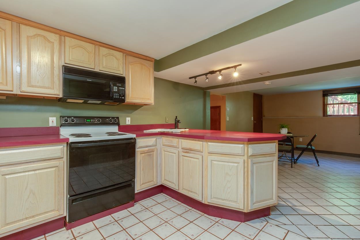 Hudson, New Hampshire 03051, United States, 4 Bedrooms Bedrooms, ,3 BathroomsBathrooms,Residential,Pending,136129