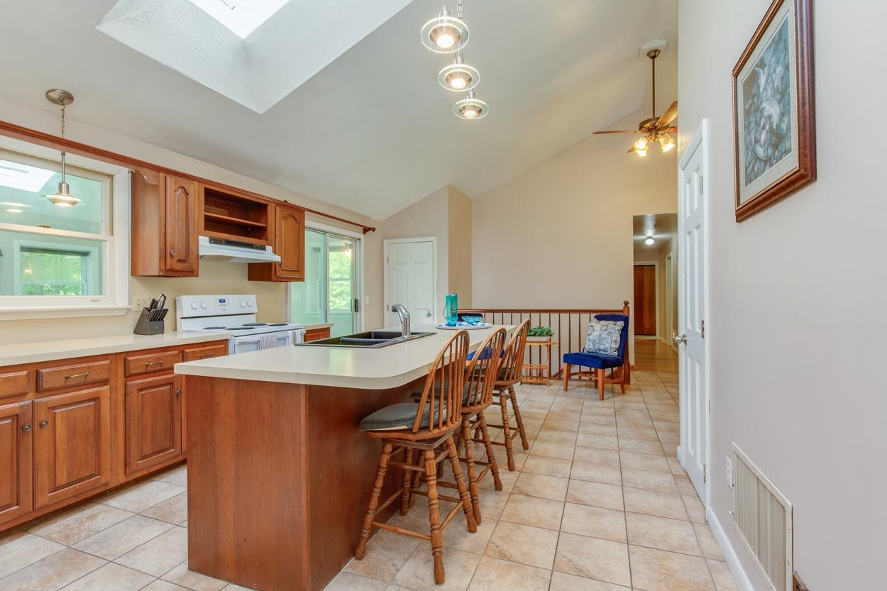 Hudson, New Hampshire 03051, United States, 4 Bedrooms Bedrooms, ,3 BathroomsBathrooms,Residential,Pending,136129