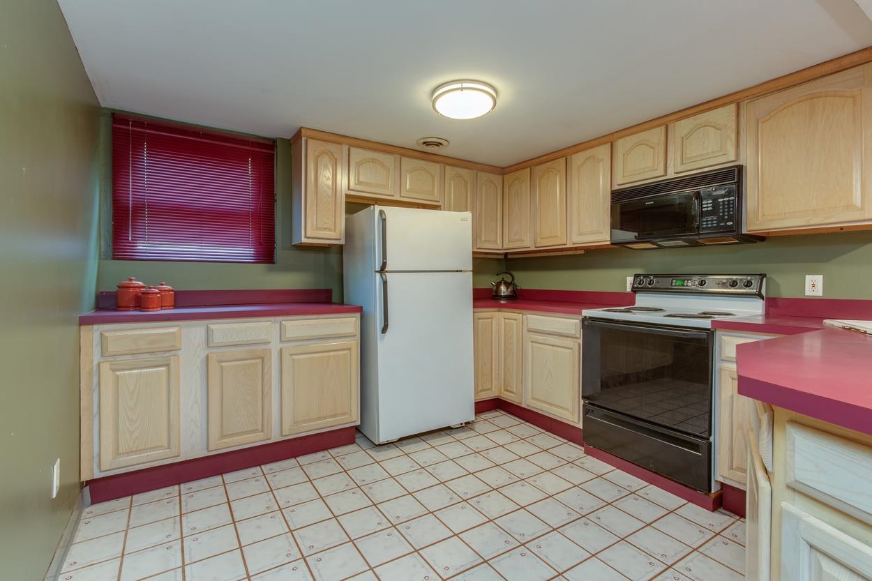 Hudson, New Hampshire 03051, United States, 4 Bedrooms Bedrooms, ,3 BathroomsBathrooms,Residential,Pending,136129