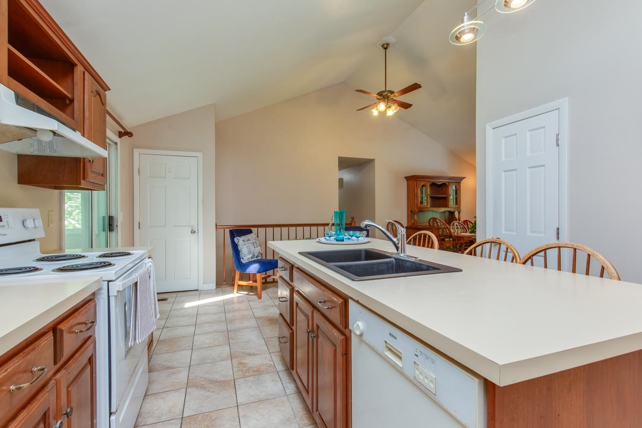 Hudson, New Hampshire 03051, United States, 4 Bedrooms Bedrooms, ,3 BathroomsBathrooms,Residential,Pending,136129