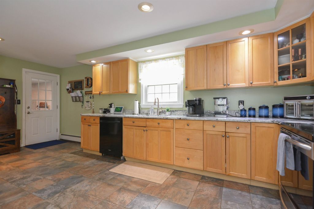Photo of 40 Barkland Drive, Derry, NH 03038 (MLS # 5082318)