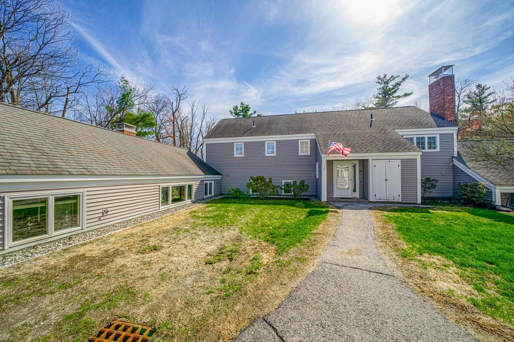 Photo of 19 Hilltop Place #19, New London, NH 03257 (MLS # 5085378)