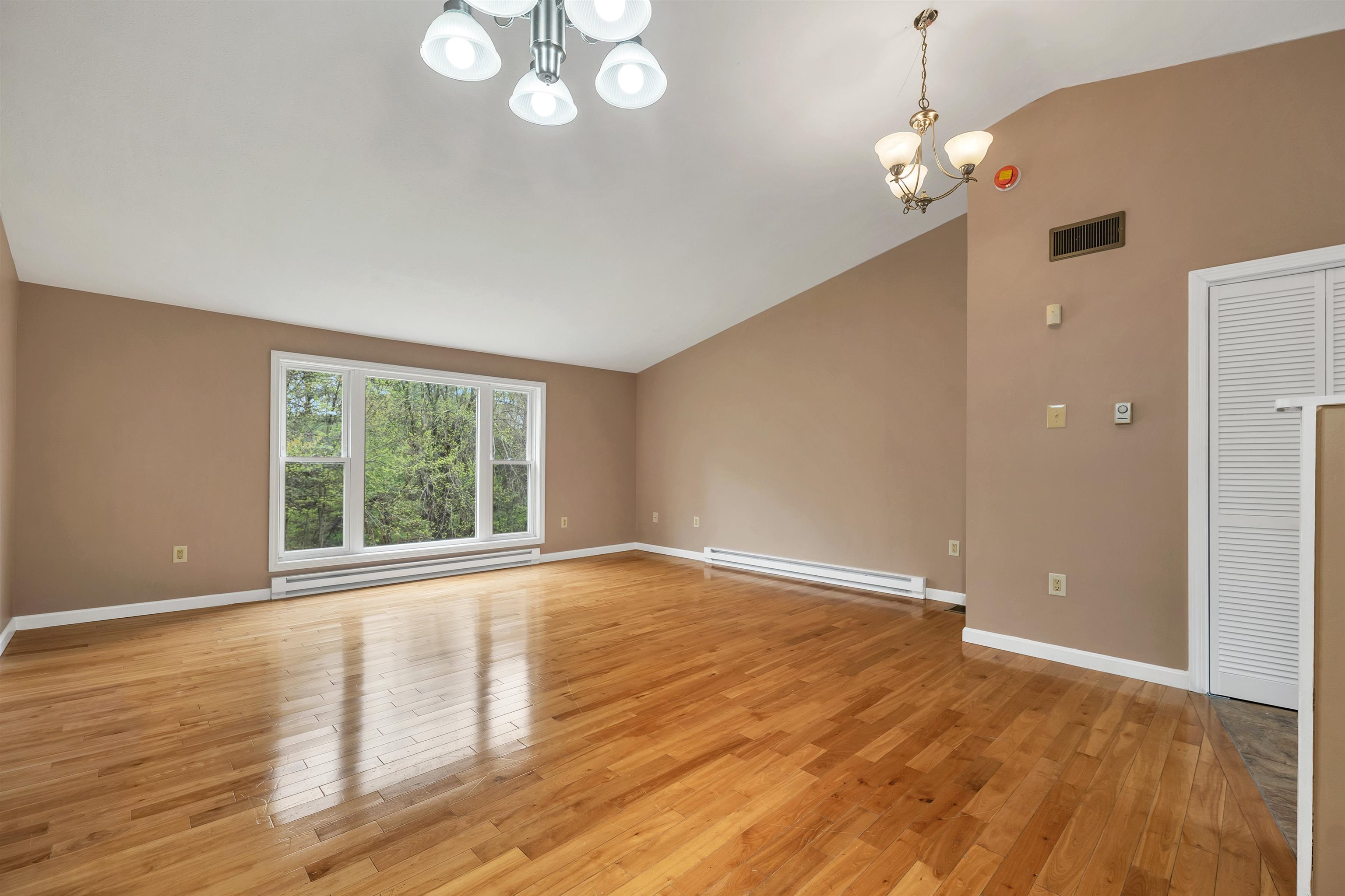 879 Mammoth Road 1