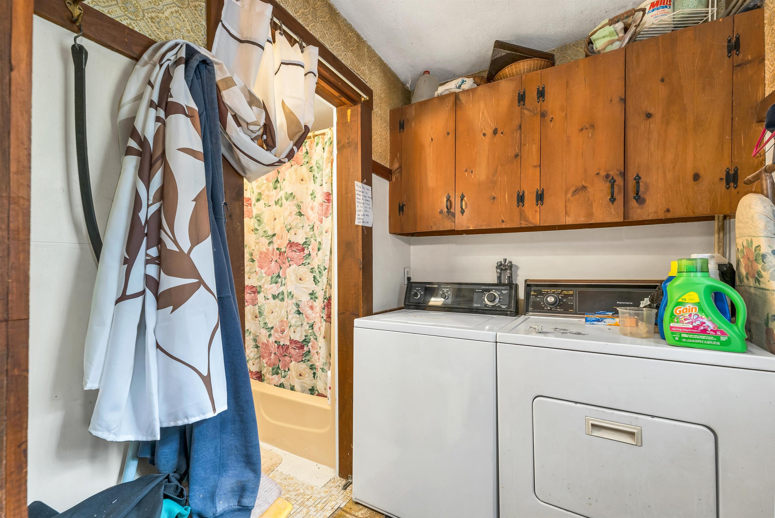 Henniker, New Hampshire 03042, United States, 4 Bedrooms Bedrooms, ,2 BathroomsBathrooms,Residential,Pending,211536