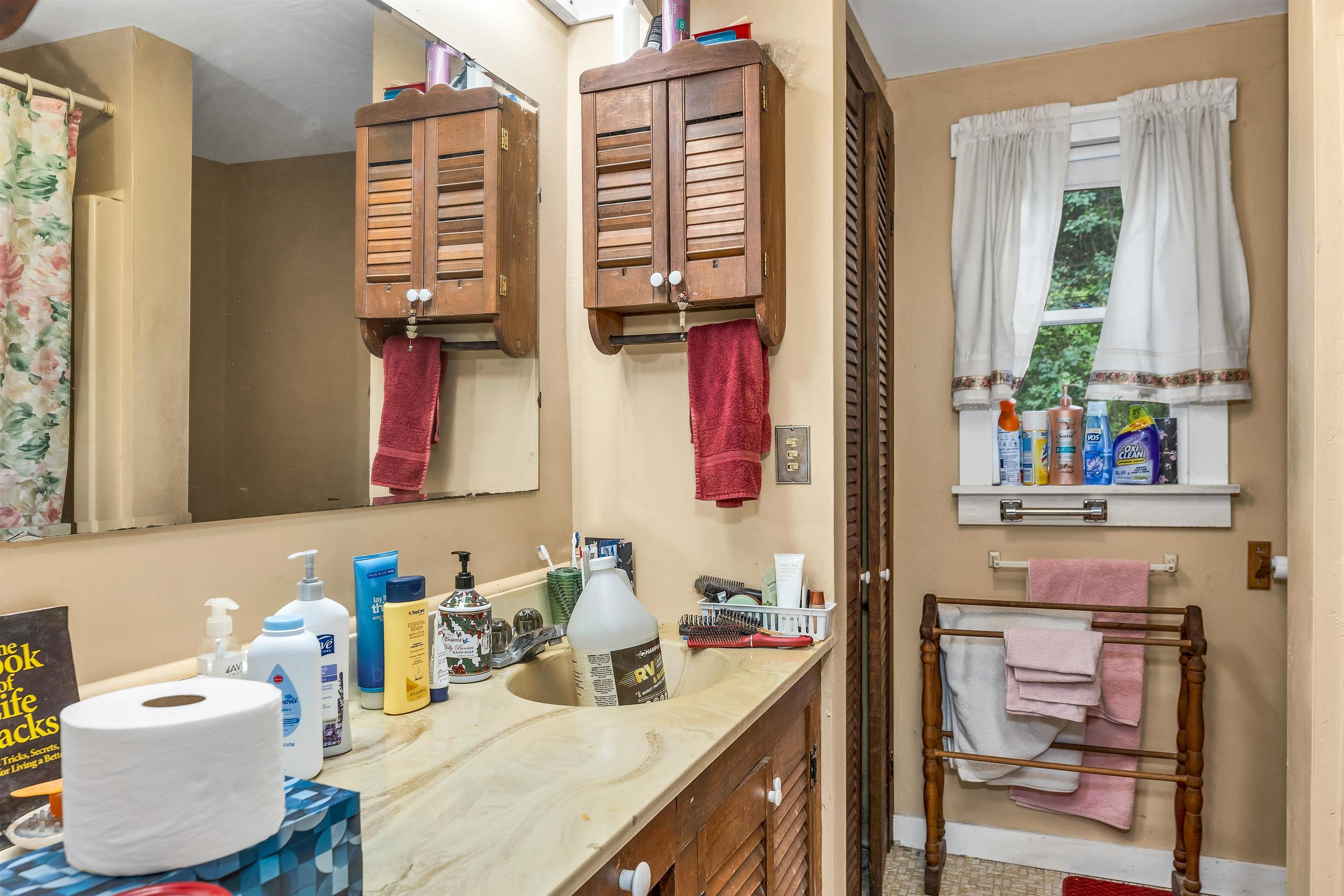 Henniker, New Hampshire 03042, United States, 4 Bedrooms Bedrooms, ,2 BathroomsBathrooms,Residential,Pending,211536