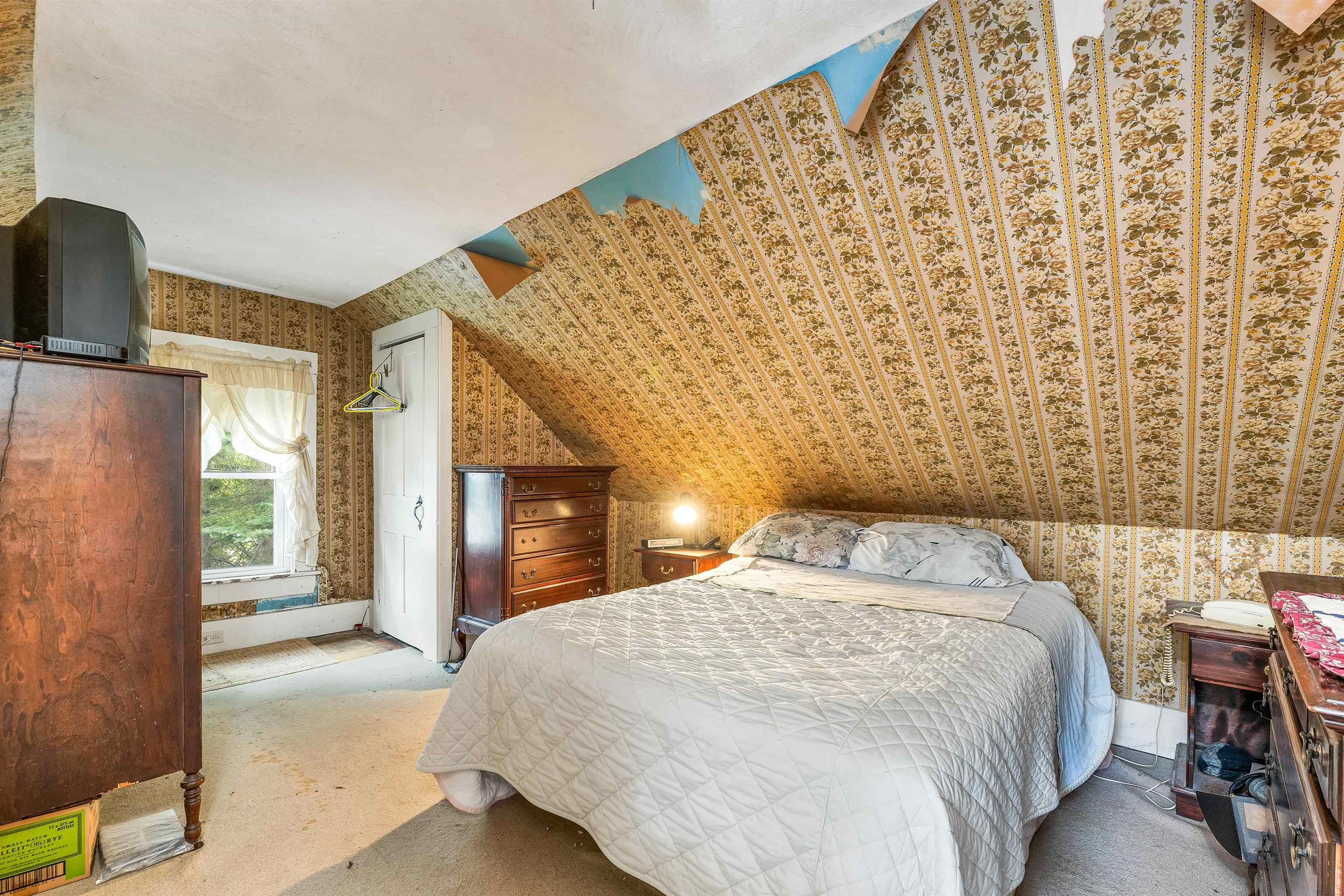 Henniker, New Hampshire 03042, United States, 4 Bedrooms Bedrooms, ,2 BathroomsBathrooms,Residential,Pending,211536