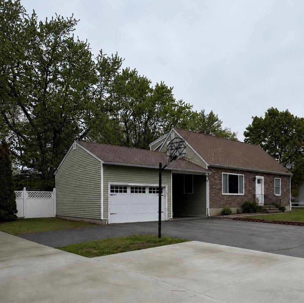 Photo of 34 B Street, Hudson, NH 03053 (MLS # 5088945)