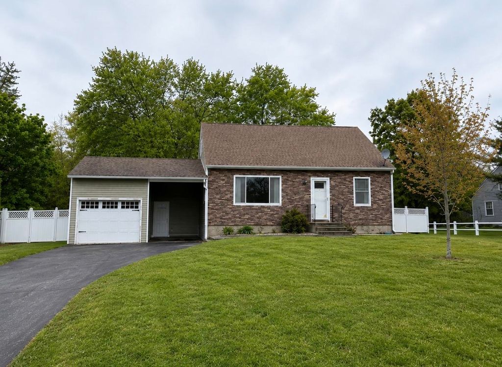 Photo of 34 B Street, Hudson, NH 03053 (MLS # 5088945)