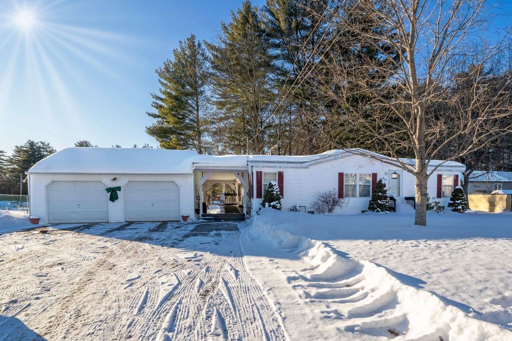 Photo of 31 Mcelwain Street, Merrimack, NH 03054 (MLS # 5077000)