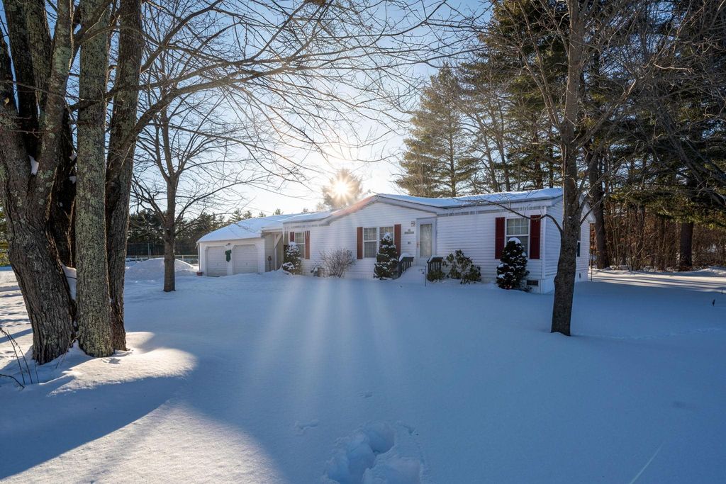 Photo of 31 Mcelwain Street, Merrimack, NH 03054 (MLS # 5077000)