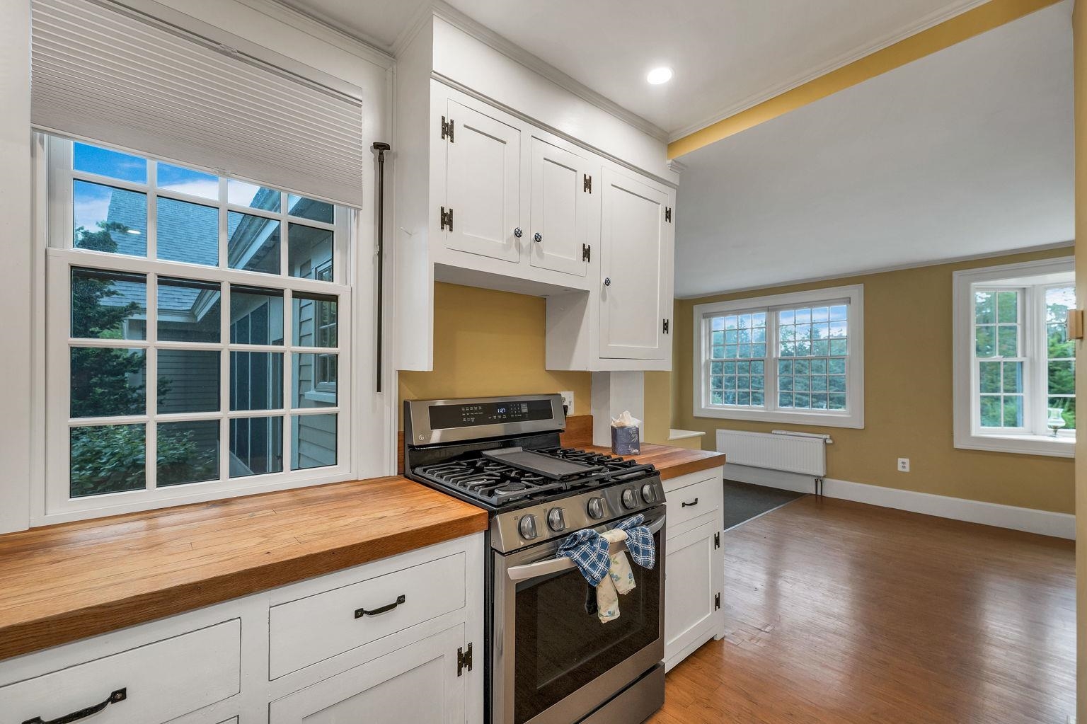 Dunbarton, New Hampshire 03046, United States, 4 Bedrooms Bedrooms, ,3 BathroomsBathrooms,Residential,Pending,204104