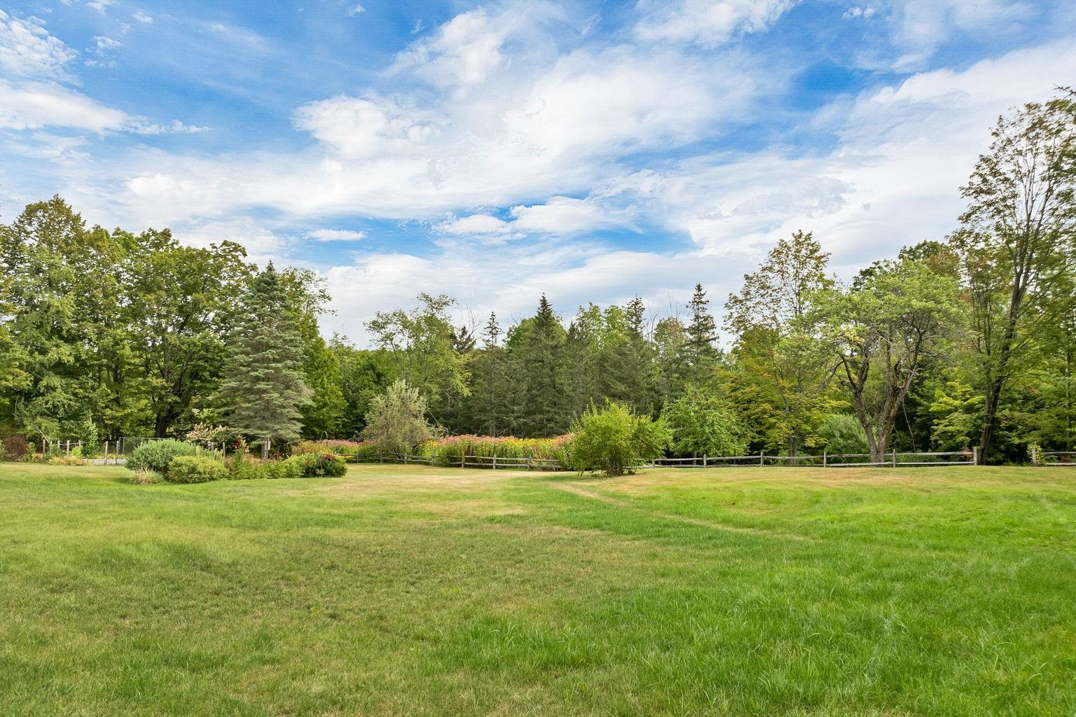 Dunbarton, New Hampshire 03046, United States, 4 Bedrooms Bedrooms, ,3 BathroomsBathrooms,Residential,Pending,204104