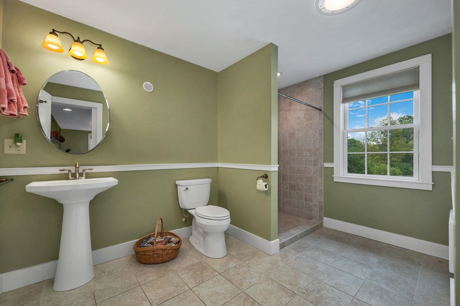 Dunbarton, New Hampshire 03046, United States, 4 Bedrooms Bedrooms, ,3 BathroomsBathrooms,Residential,Pending,204104