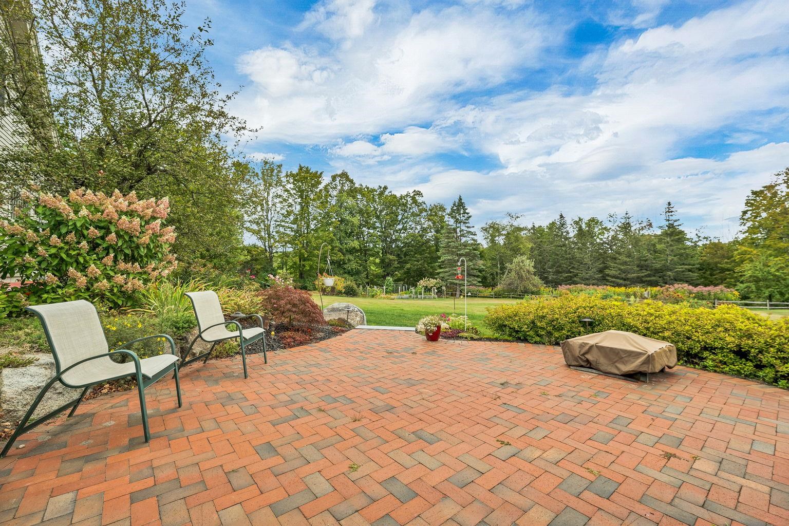 Dunbarton, New Hampshire 03046, United States, 4 Bedrooms Bedrooms, ,3 BathroomsBathrooms,Residential,Pending,204104