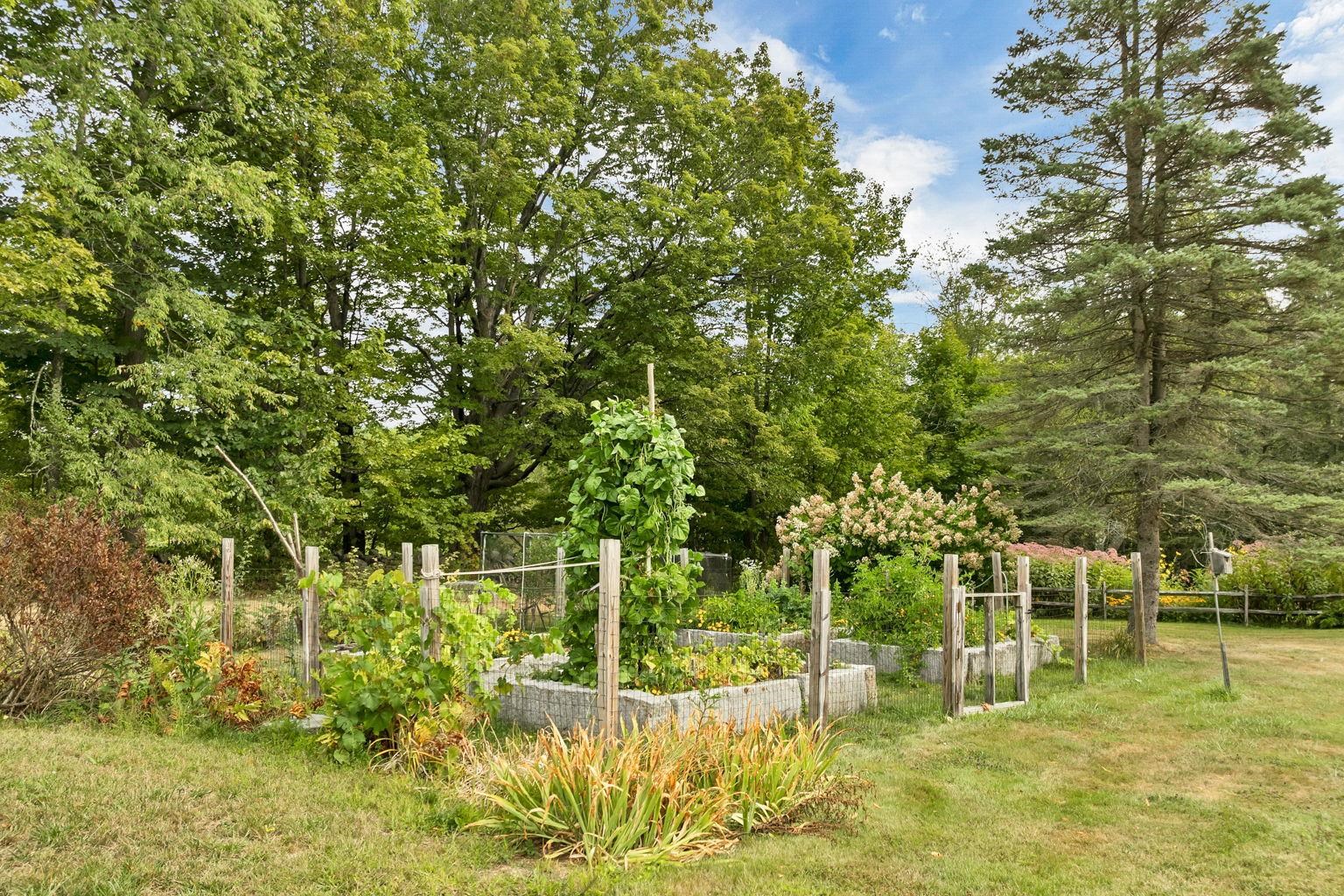 Dunbarton, New Hampshire 03046, United States, 4 Bedrooms Bedrooms, ,3 BathroomsBathrooms,Residential,Pending,204104