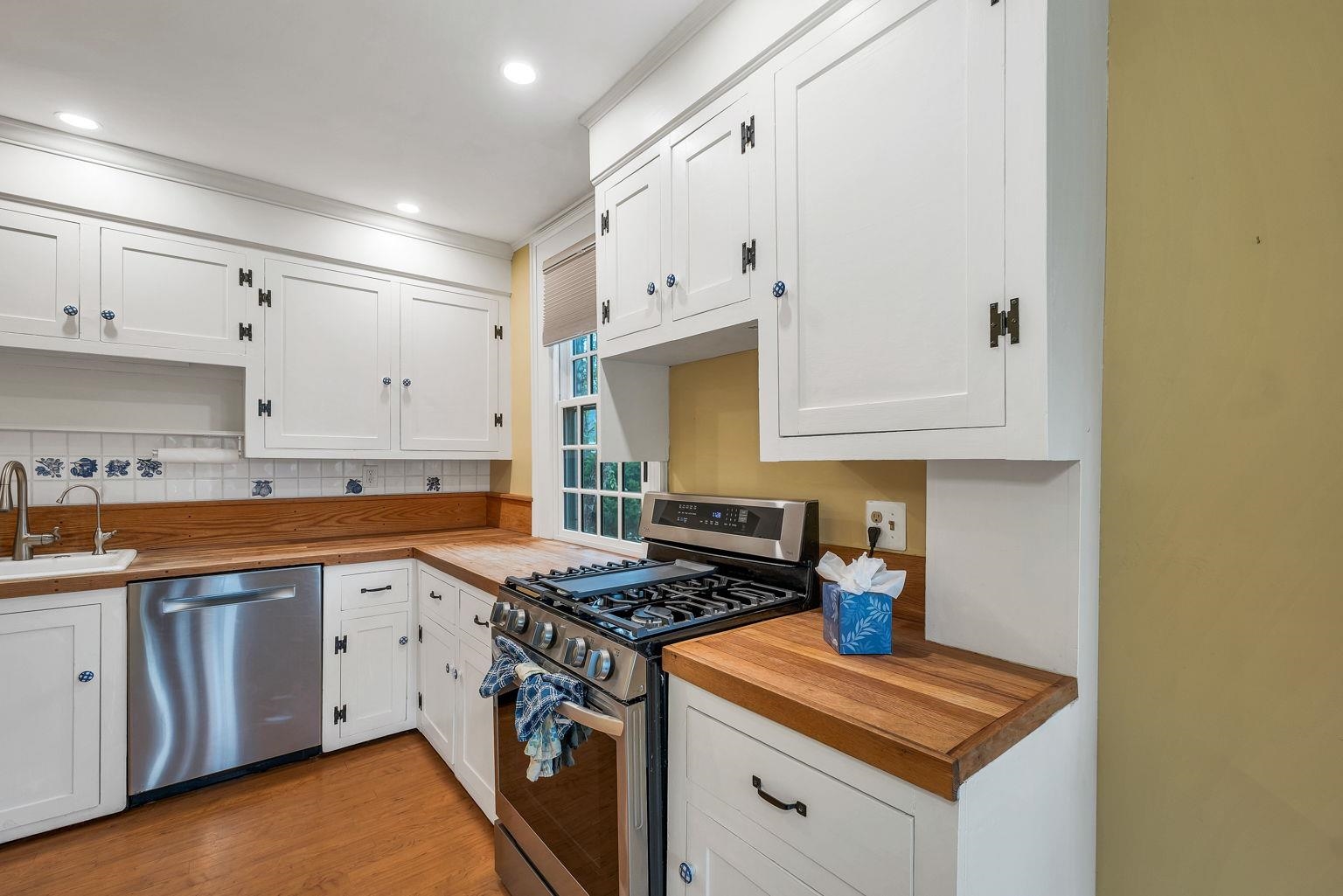 Dunbarton, New Hampshire 03046, United States, 4 Bedrooms Bedrooms, ,3 BathroomsBathrooms,Residential,Pending,204104