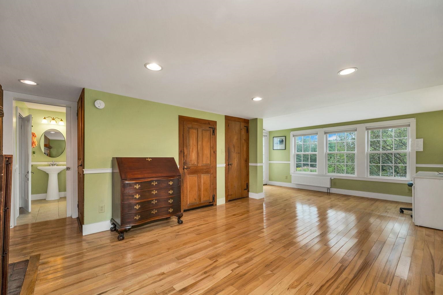 Dunbarton, New Hampshire 03046, United States, 4 Bedrooms Bedrooms, ,3 BathroomsBathrooms,Residential,Pending,204104