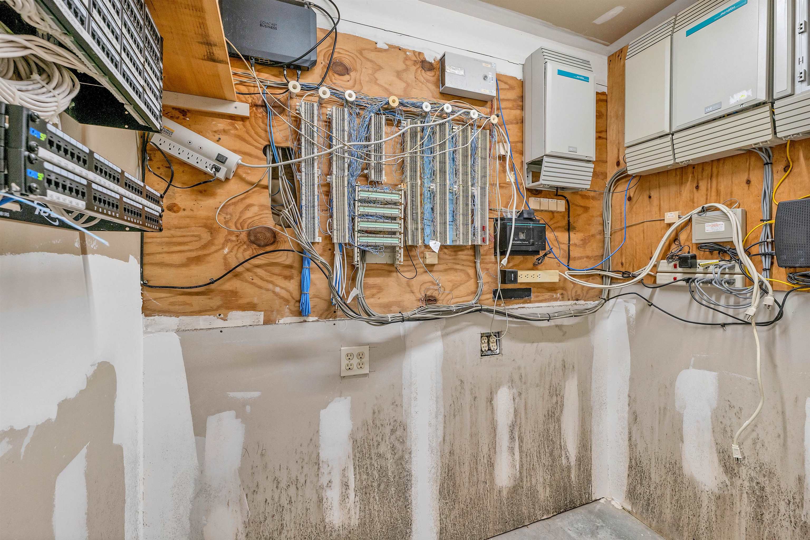 Londonderry, New Hampshire 03053, United States, ,Commercial,Pending,104830