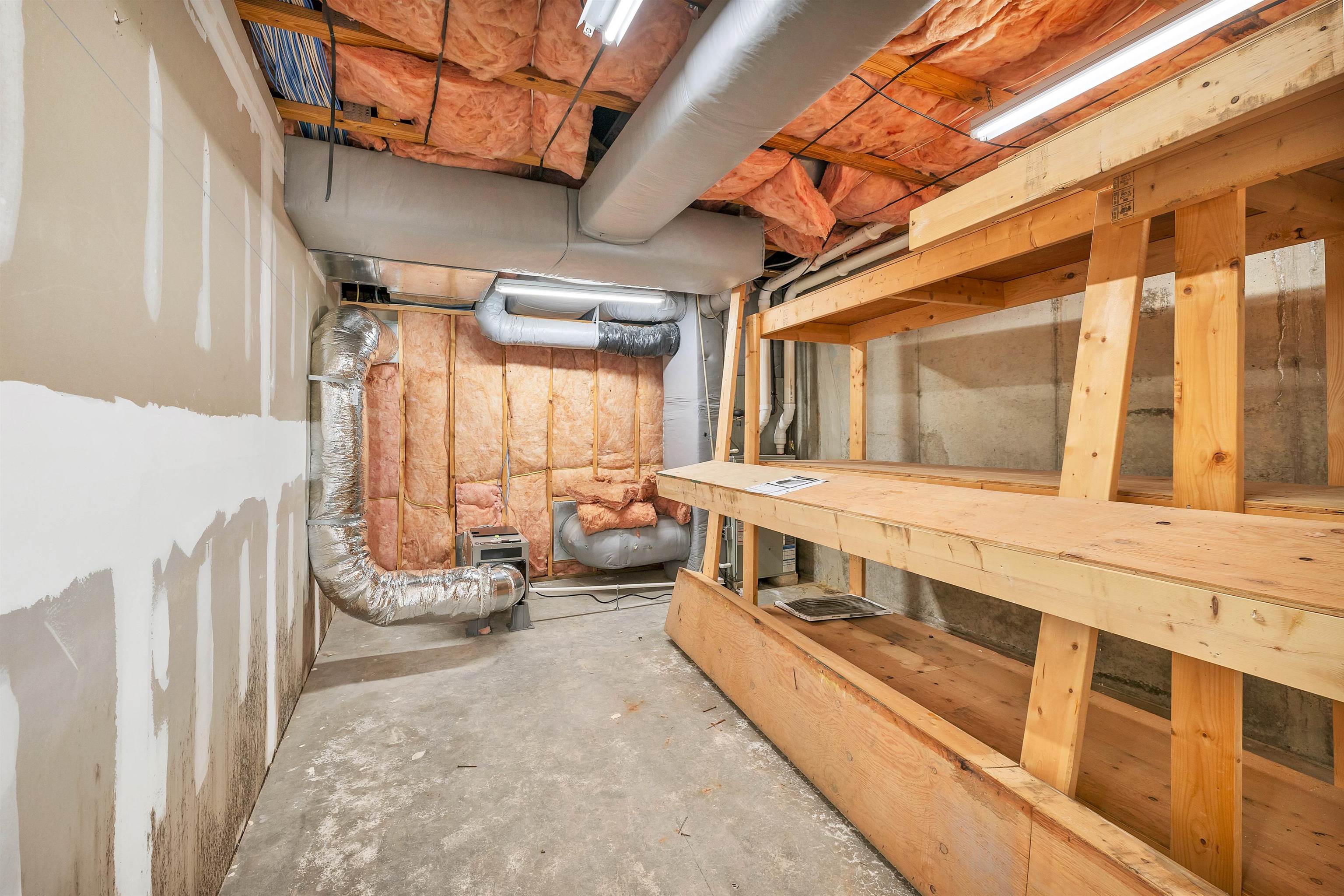 Londonderry, New Hampshire 03053, United States, ,Commercial,Pending,104830