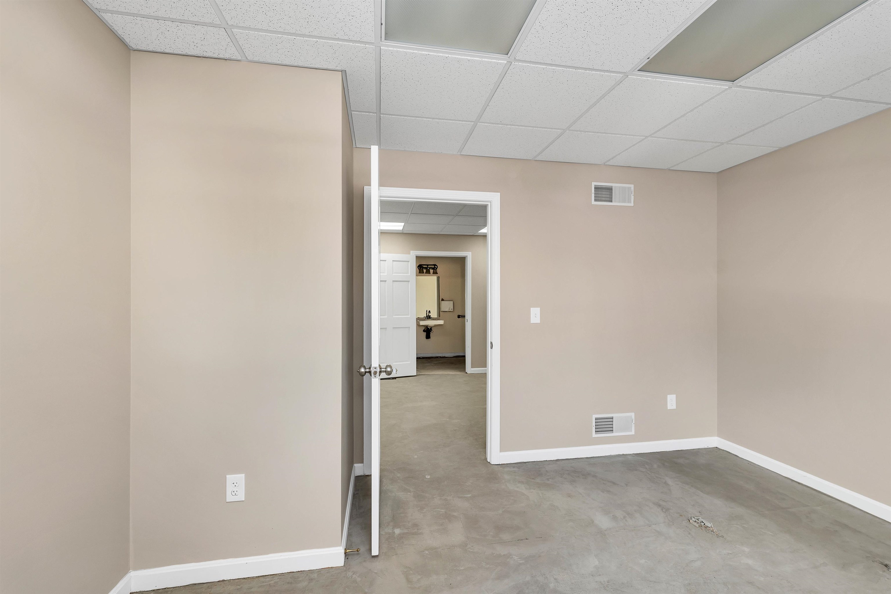 Londonderry, New Hampshire 03053, United States, ,Commercial,Pending,104830