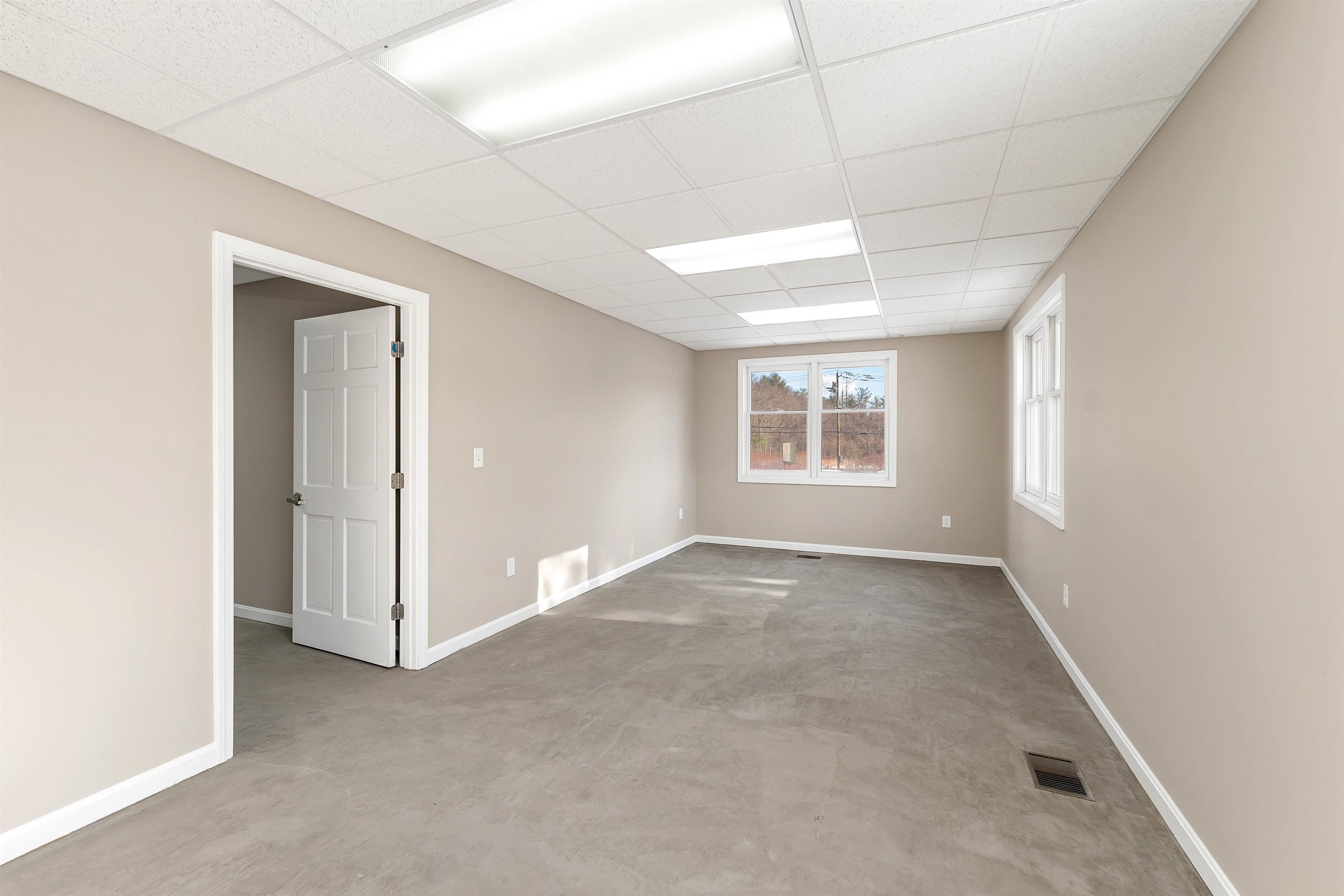 Londonderry, New Hampshire 03053, United States, ,Commercial,Pending,104830