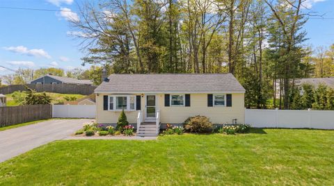 Photo of 4 Portchester Drive, Nashua, NH 03062 (MLS # 5075243)