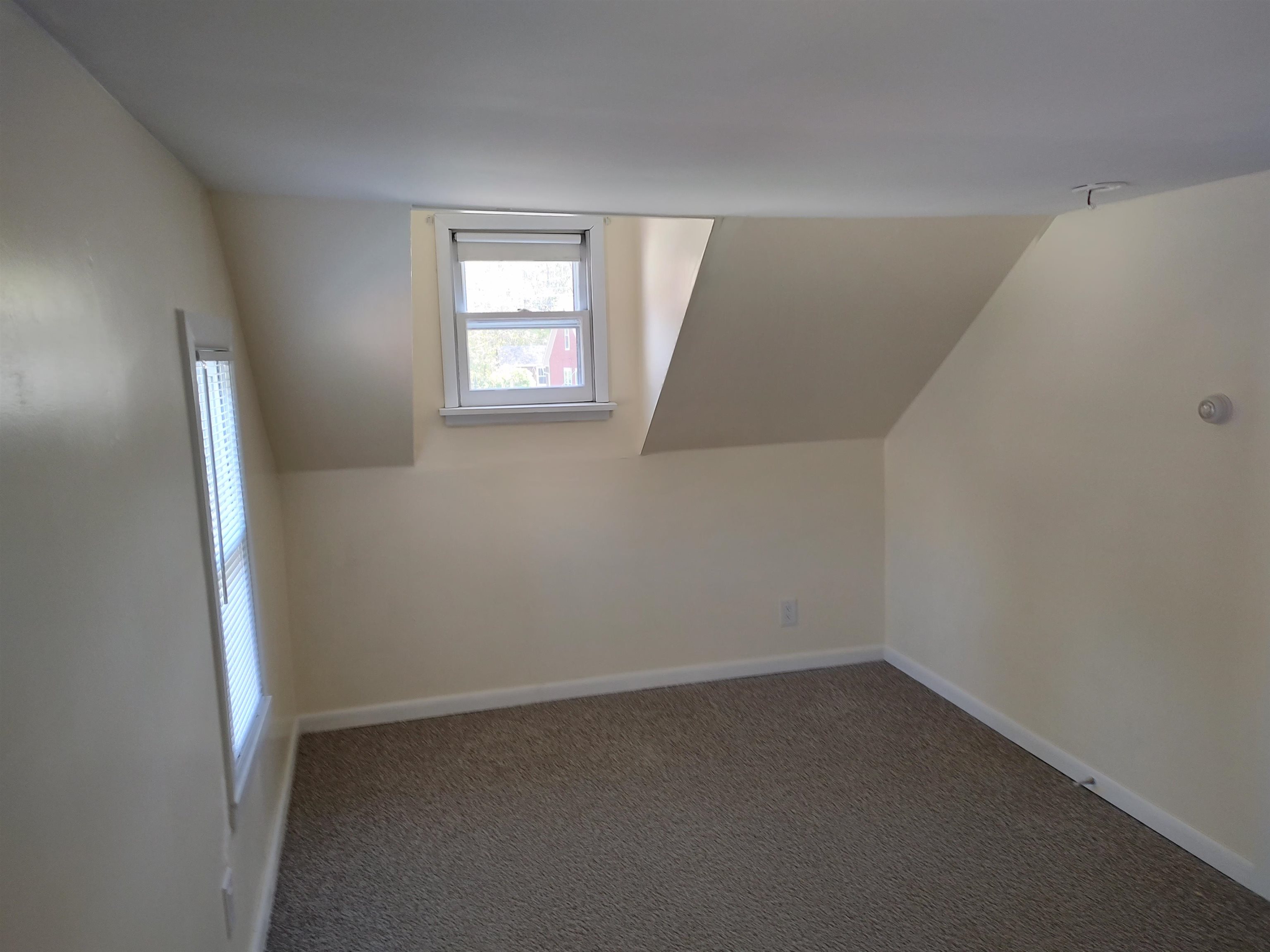 South Burlington, Vermont 05403, United States, 2 Bedrooms Bedrooms, ,1 BathroomBathrooms,Residential,Pending,149608