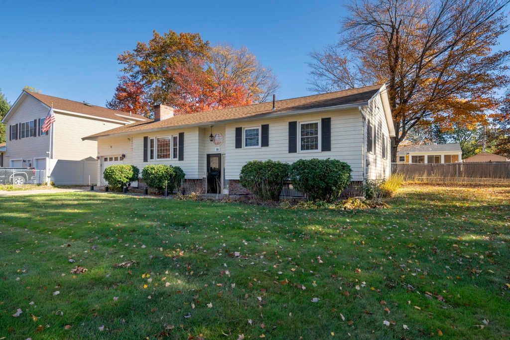 Photo of 10 Cedar Street, Hudson, NH 03051 (MLS # 5067369)