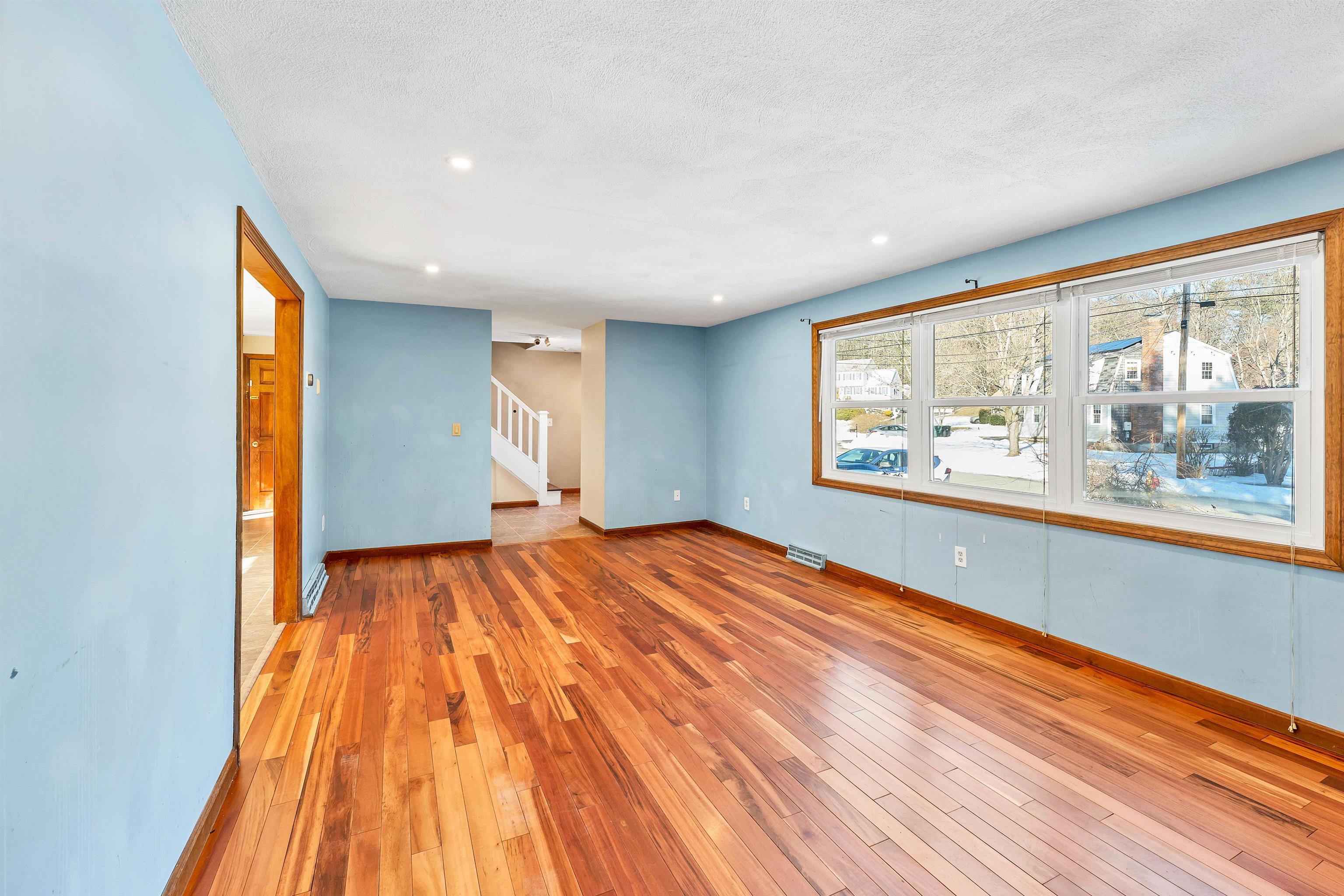 Nashua, New Hampshire 03063, United States, 4 Bedrooms Bedrooms, ,2 BathroomsBathrooms,Residential,Pending,8629