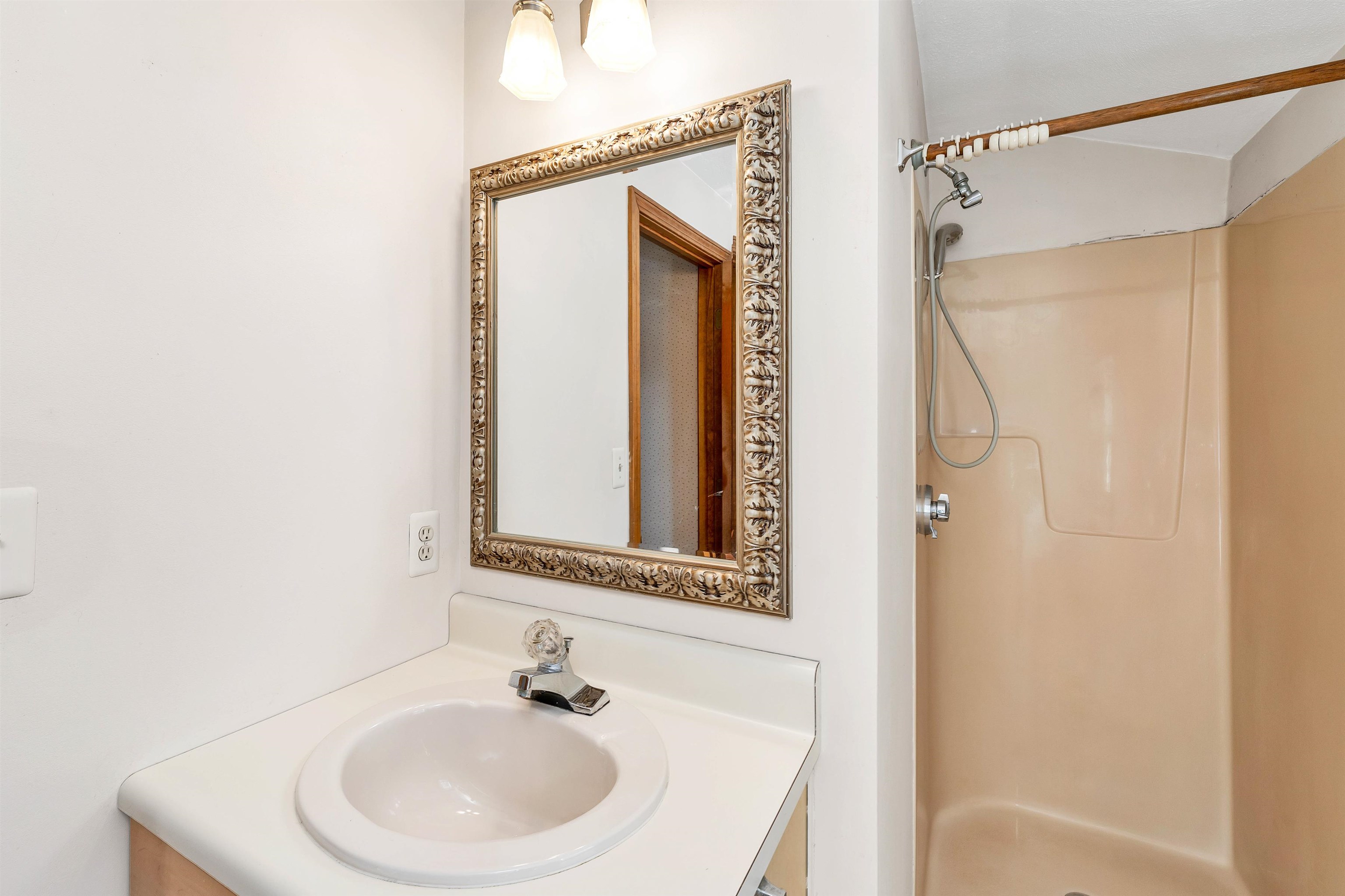 Nashua, New Hampshire 03063, United States, 4 Bedrooms Bedrooms, ,2 BathroomsBathrooms,Residential,Pending,8629