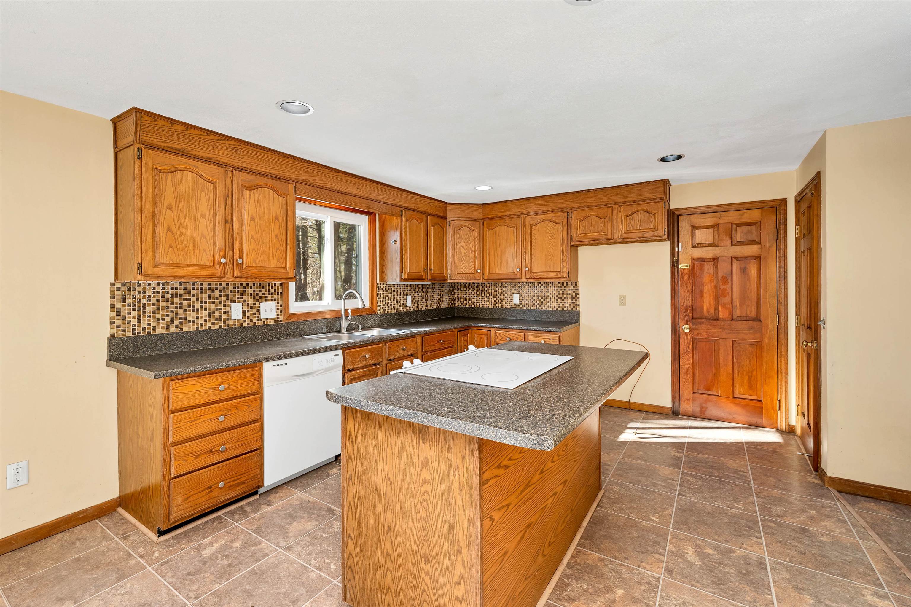 Nashua, New Hampshire 03063, United States, 4 Bedrooms Bedrooms, ,2 BathroomsBathrooms,Residential,Pending,8629