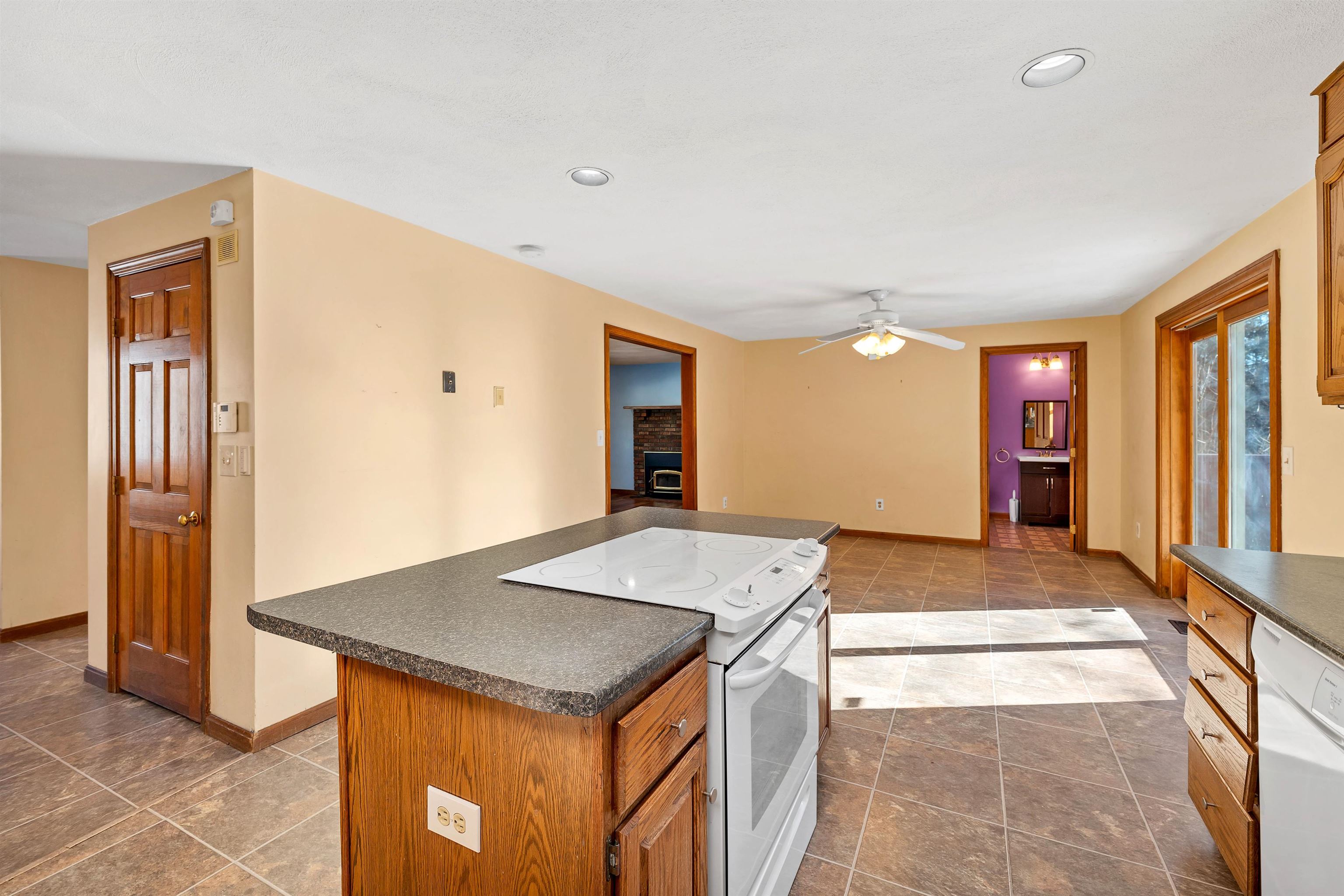 Nashua, New Hampshire 03063, United States, 4 Bedrooms Bedrooms, ,2 BathroomsBathrooms,Residential,Pending,8629