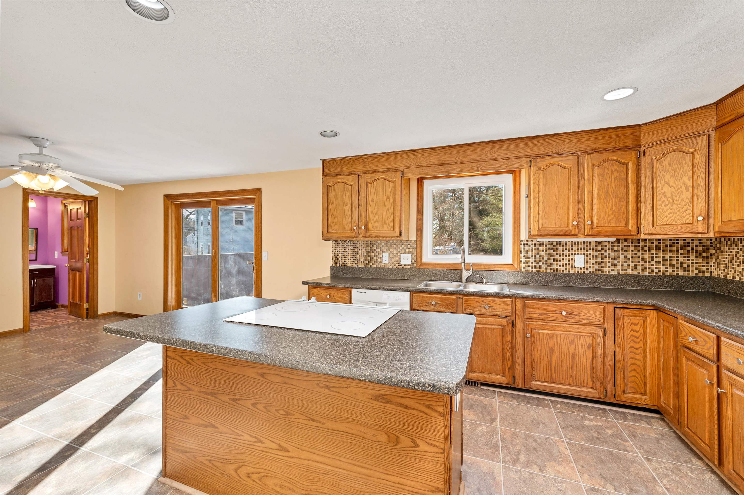 Nashua, New Hampshire 03063, United States, 4 Bedrooms Bedrooms, ,2 BathroomsBathrooms,Residential,Pending,8629